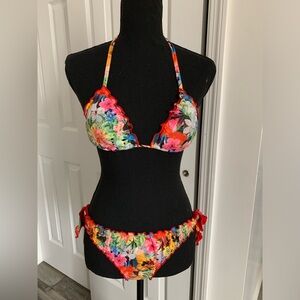 Calzedonia of Italy -women’s Bikini set, Hawaïen motif.size Small